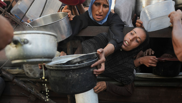 加沙派粮救济站踩踏造成20人死亡 加沙派粮救济站踩踏造成20人死亡