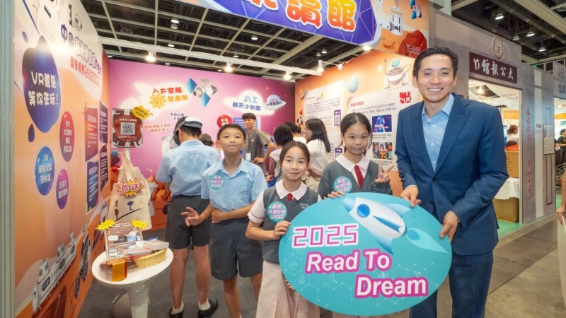 新地执行董事郭基泓于新阅会的书展摊位,跟学生试玩“太空舱”互动游戏及“模拟火箭发射场”VR体验 。 新地执行董事郭基泓于新阅会的书展摊位,跟学生试玩“太空舱”互动游戏及“模拟火箭发射场”VR体验 。