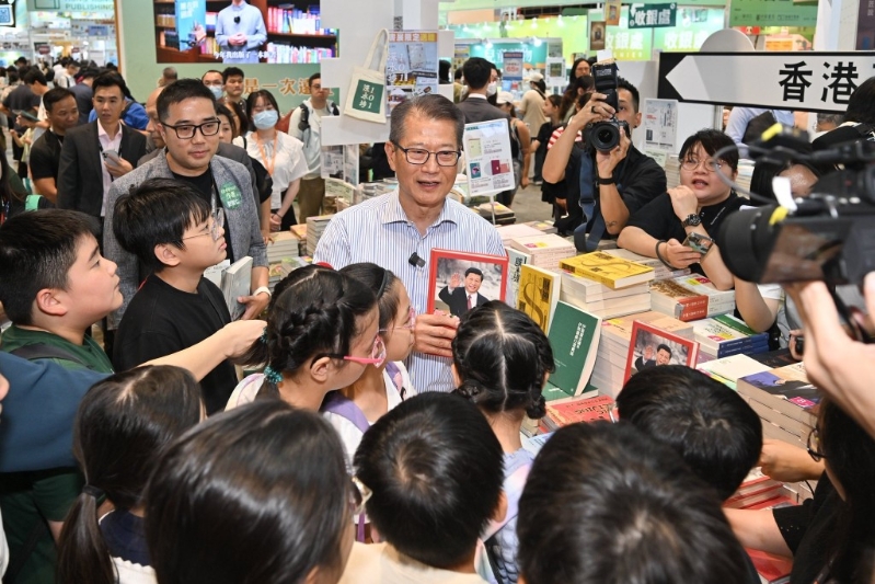 陈茂波也特别向同学们介绍国家主席习近平的《近镜头:温暖的瞬间》等3部最近出版的著作。 陈茂波也特别向同学们介绍国家主席习近平的《近镜头:温暖的瞬间》等3部最近出版的著作。