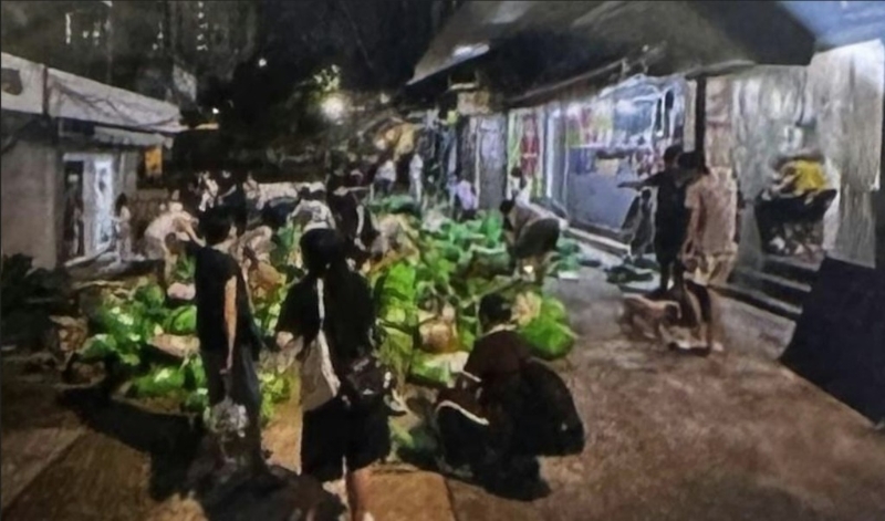 石硖尾白田邨一间新开业仅数日的自提点,7月15日晚大堆货物散落店外,市民自行乱拆货物,甚至有人疑“顺手牵羊”。网图 石硖尾白田邨一间新开业仅数日的自提点,7月15日晚大堆货物散落店外,市民自行乱拆货物,甚至有人疑“顺手牵羊”。网图