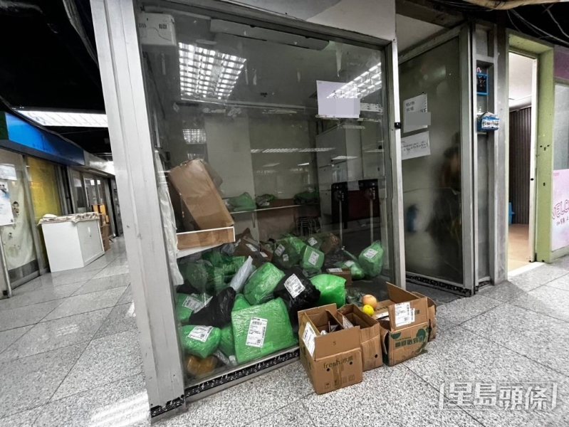 同一商场内,附近一间空置舖位有大量未拆开的包裹散落一地。 同一商场内,附近一间空置舖位有大量未拆开的包裹散落一地。