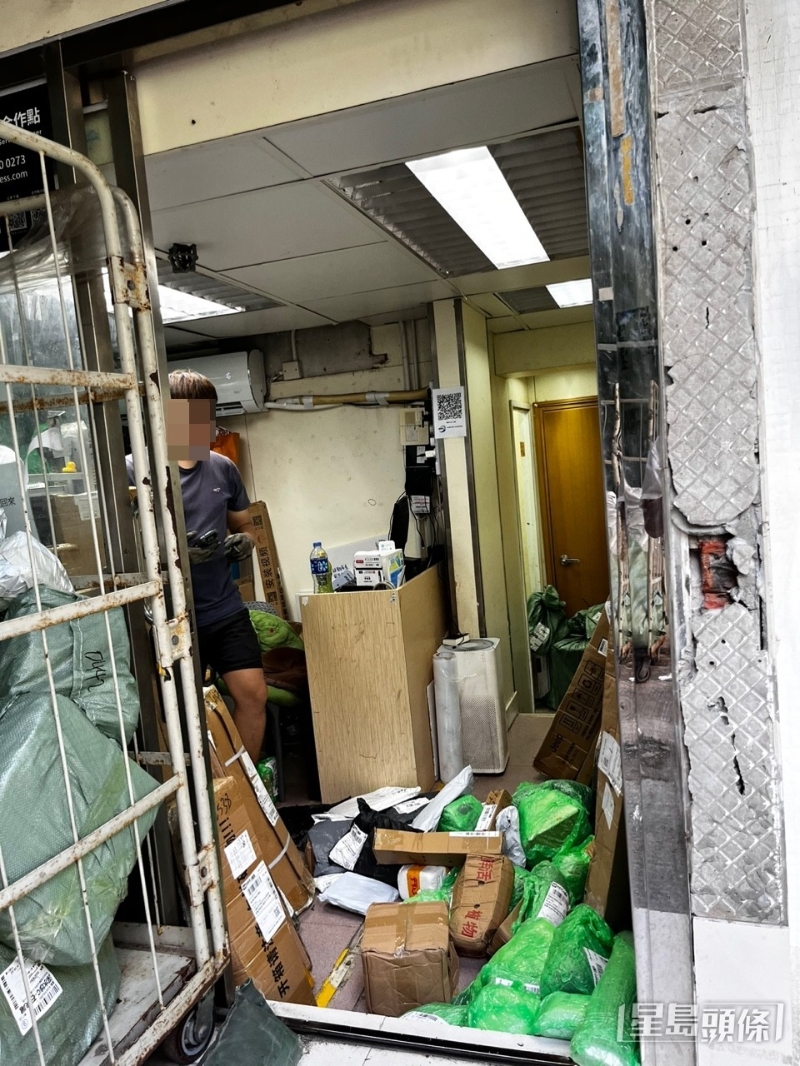 新自提点的员工向记者表示不了解当晚“市民自取货件、零元购”事件。 新自提点的员工向记者表示不了解当晚“市民自取货件、零元购”事件。