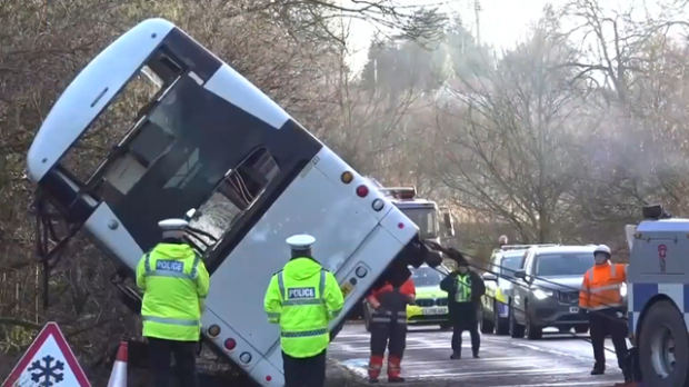失事校巴翻侧。 失事校巴翻侧。