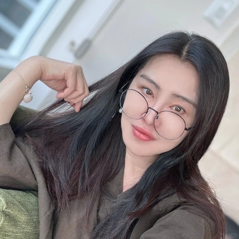 王祖贤又在小红书上晒出一张自拍近照,并留言:“康康我的小红书新头像”。 王祖贤又在小红书上晒出一张自拍近照,并留言:“康康我的小红书新头像”。