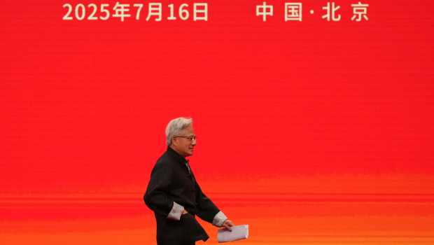 英伟达执行长黄仁勋在访华前成功说服特朗普政府松绑H20芯片销售禁令。 英伟达执行长黄仁勋在访华前成功说服特朗普政府松绑H20芯片销售禁令。