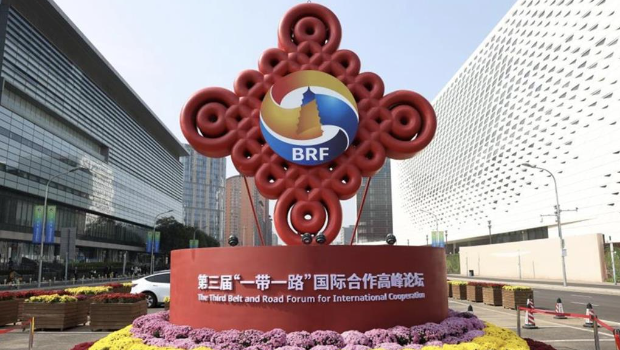 今年上半年,中国在一带一路国家的建筑合同和投资总额已超去年全年。 今年上半年,中国在一带一路国家的建筑合同和投资总额已超去年全年。