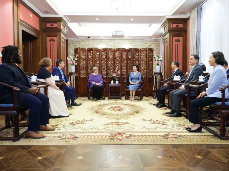 联谊活动前,彭丽媛会见穆言灵和贝隆 联谊活动前,彭丽媛会见穆言灵和贝隆