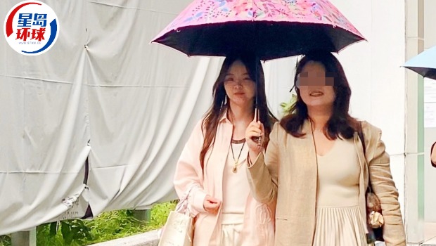 被告李菲(左) 被告李菲(左)