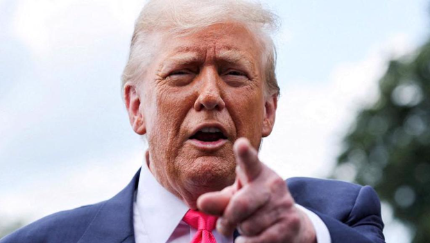 美国总统特朗普在连日排山倒海而来的压力下,同意公布更多有关已故亿万淫魔爱泼斯坦(Jeffrey Epstein)的档案。 美国总统特朗普在连日排山倒海而来的压力下,同意公布更多有关已故亿万淫魔爱泼斯坦(Jeffrey Epstein)的档案。