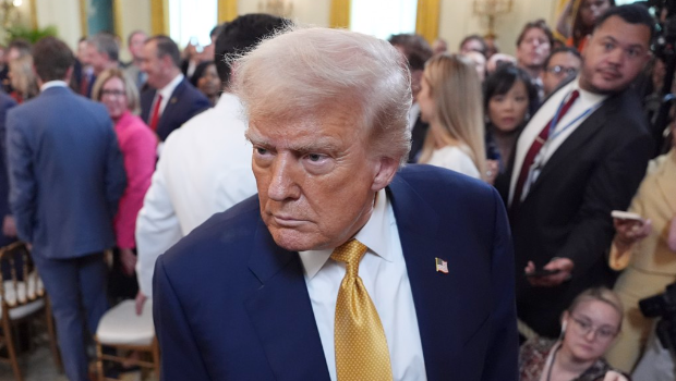 美国总统特朗普在白宫东厅签署法案后离开现场。 美国总统特朗普在白宫东厅签署法案后离开现场。