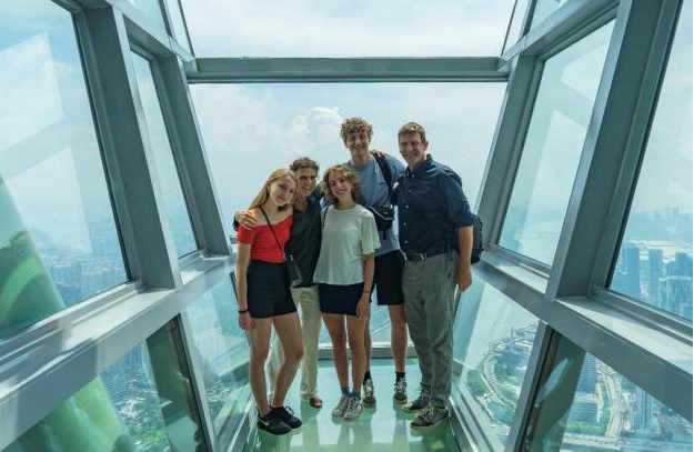 广州塔设计师——荷兰建筑师马克·海默尔近日携全家一行再次到访广州塔 广州塔设计师——荷兰建筑师马克·海默尔近日携全家一行再次到访广州塔