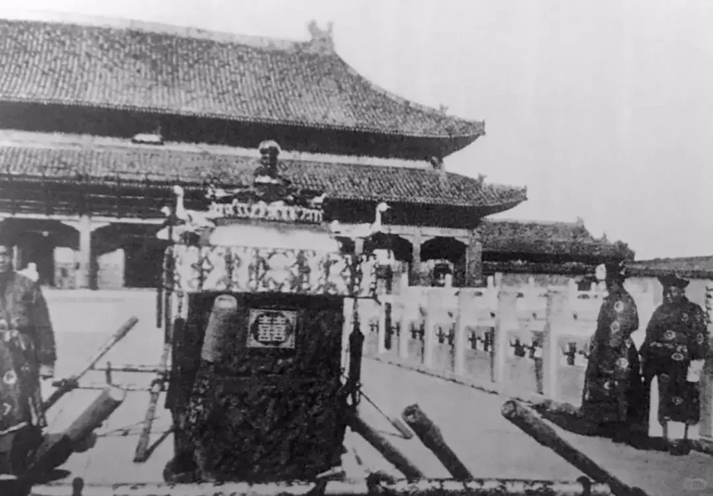 清朝最后皇帝溥仪大婚时,也用山海关汽水奉客。 清朝最后皇帝溥仪大婚时,也用山海关汽水奉客。