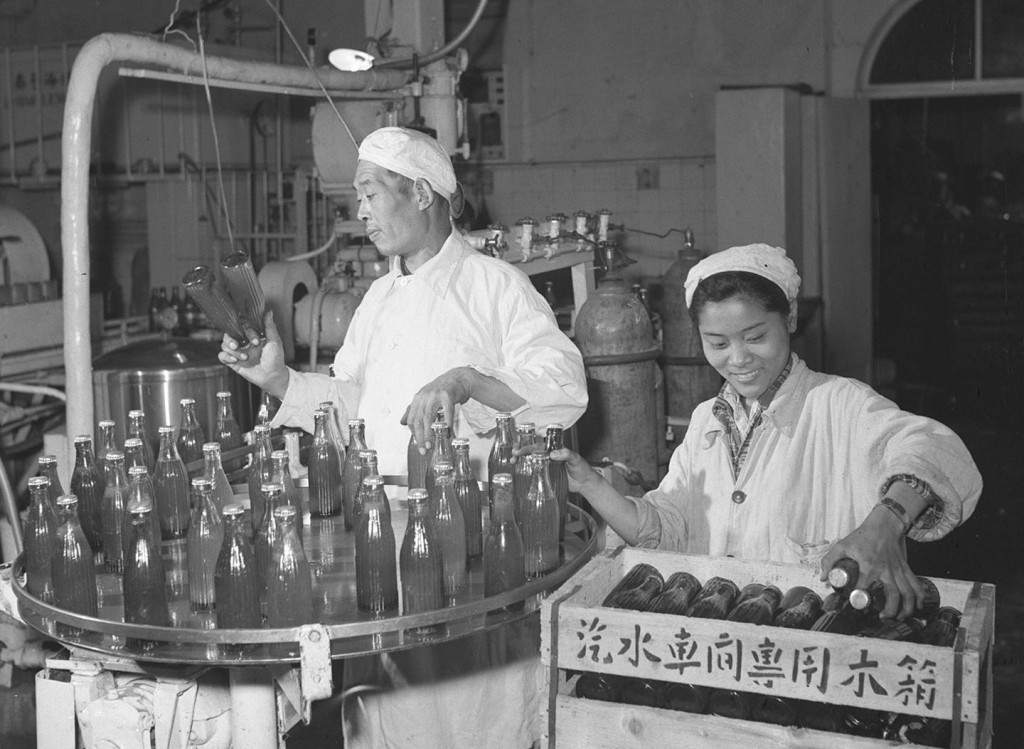 天津山海关汽水厂1961年的生产车间。 天津山海关汽水厂1961年的生产车间。