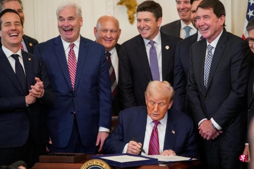 美国总统特朗普7月18日在白宫签署“天才法案”。 美国总统特朗普7月18日在白宫签署“天才法案”。