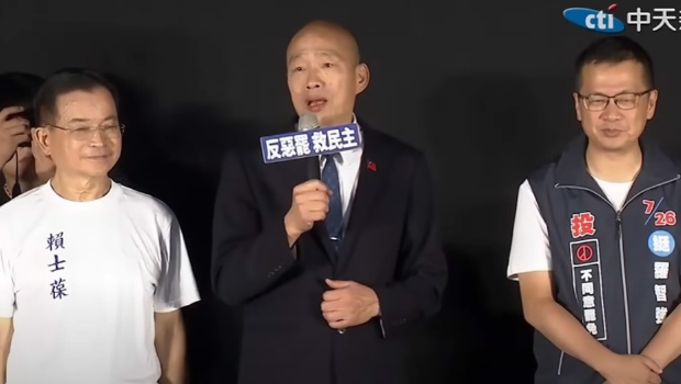 国民党“反罢列车”前进景美,韩国瑜(中)现身助讲。 国民党“反罢列车”前进景美,韩国瑜(中)现身助讲。