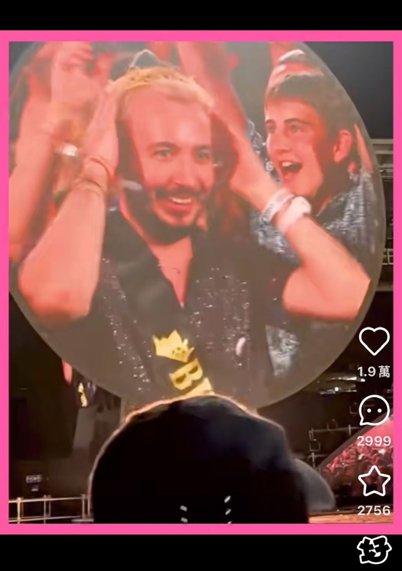 Coldplay演唱会早前在美国波士顿演唱,并与现场人士玩kiss cam,首先有一位男士被选中,气氛仍非常好。 Coldplay演唱会早前在美国波士顿演唱,并与现场人士玩kiss cam,首先有一位男士被选中,气氛仍非常好。