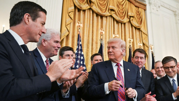 特朗普签署稳定币监管法案后,一众高官鼓掌。 特朗普签署稳定币监管法案后,一众高官鼓掌。