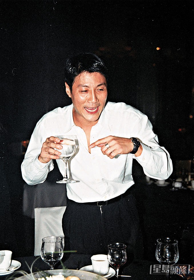 林国斌与梅艳芳1990年相恋,曾同居三年。 林国斌与梅艳芳1990年相恋,曾同居三年。