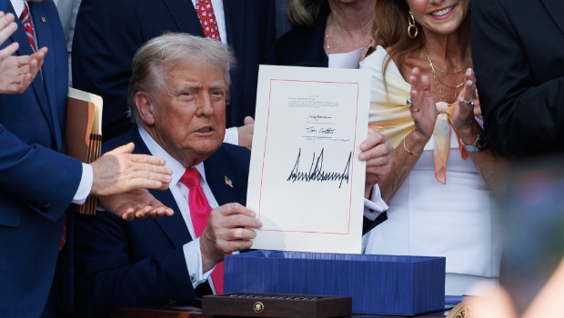 特朗普在美国独立日正式签署《大而美法案》。 特朗普在美国独立日正式签署《大而美法案》。