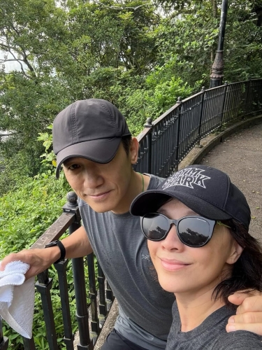 刘嘉玲日前晒跑步恩爱照,意外曝光梁朝伟最新状态,其面色铁青带绿,令人担心其健康出问题。 刘嘉玲日前晒跑步恩爱照,意外曝光梁朝伟最新状态,其面色铁青带绿,令人担心其健康出问题。