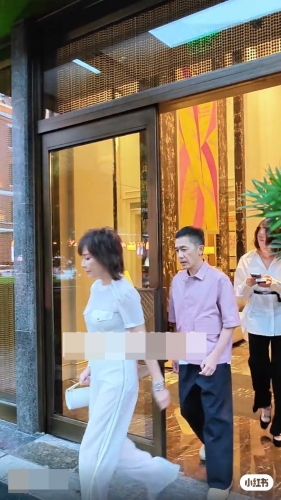 网民指梁朝伟状态急转直下,直指他像刘嘉玲跟班。 网民指梁朝伟状态急转直下,直指他像刘嘉玲跟班。