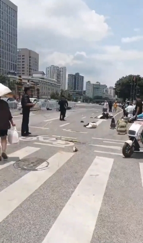 越野车昆明闹市撞行人逃逸 越野车昆明闹市撞行人逃逸