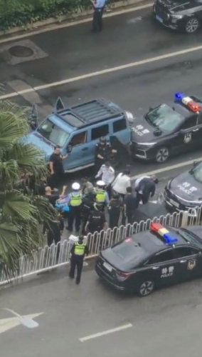 越野车昆明闹市撞行人逃逸1 越野车昆明闹市撞行人逃逸1