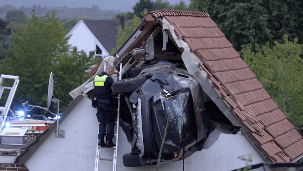 德国汽车失控撞伤男弹后弹起,离地3米插入粮仓屋顶。AP 德国汽车失控撞伤男弹后弹起,离地3米插入粮仓屋顶。AP