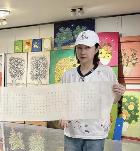 近日王丽萍和儿子吴费曼到了杭州旅游,并去了学画画。 近日王丽萍和儿子吴费曼到了杭州旅游,并去了学画画。