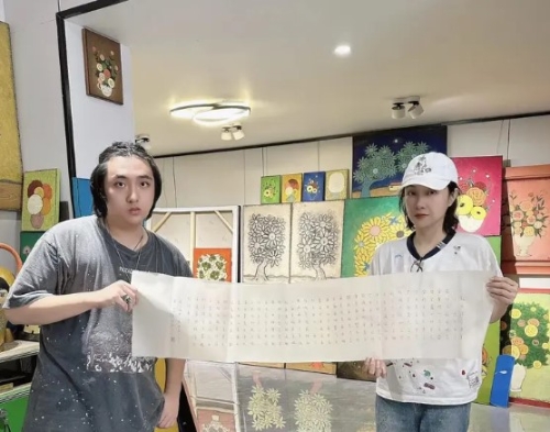 王丽萍和儿子吴费曼大写书法。 王丽萍和儿子吴费曼大写书法。