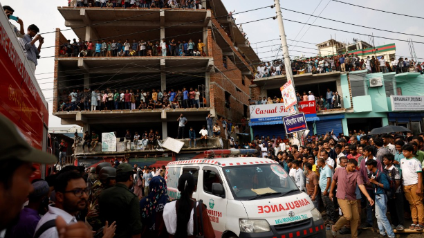 孟加拉空军飞机撞落迈尔斯通学院,吸引大批民众围观。 路透社 孟加拉空军飞机撞落迈尔斯通学院,吸引大批民众围观。 路透社