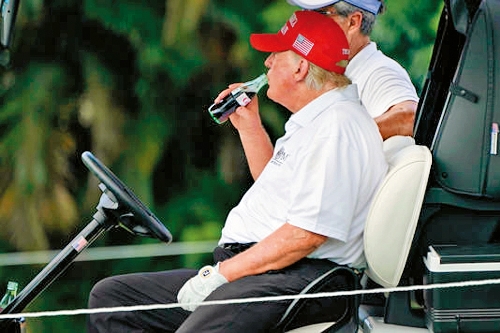 特朗普喜饮健怡可口可乐。 特朗普喜饮健怡可口可乐。