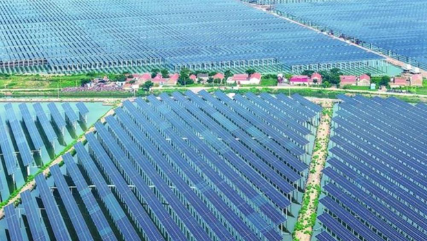 图为连云港三峡青口盐场渔光互补太阳能复合项目。 图为连云港三峡青口盐场渔光互补太阳能复合项目。