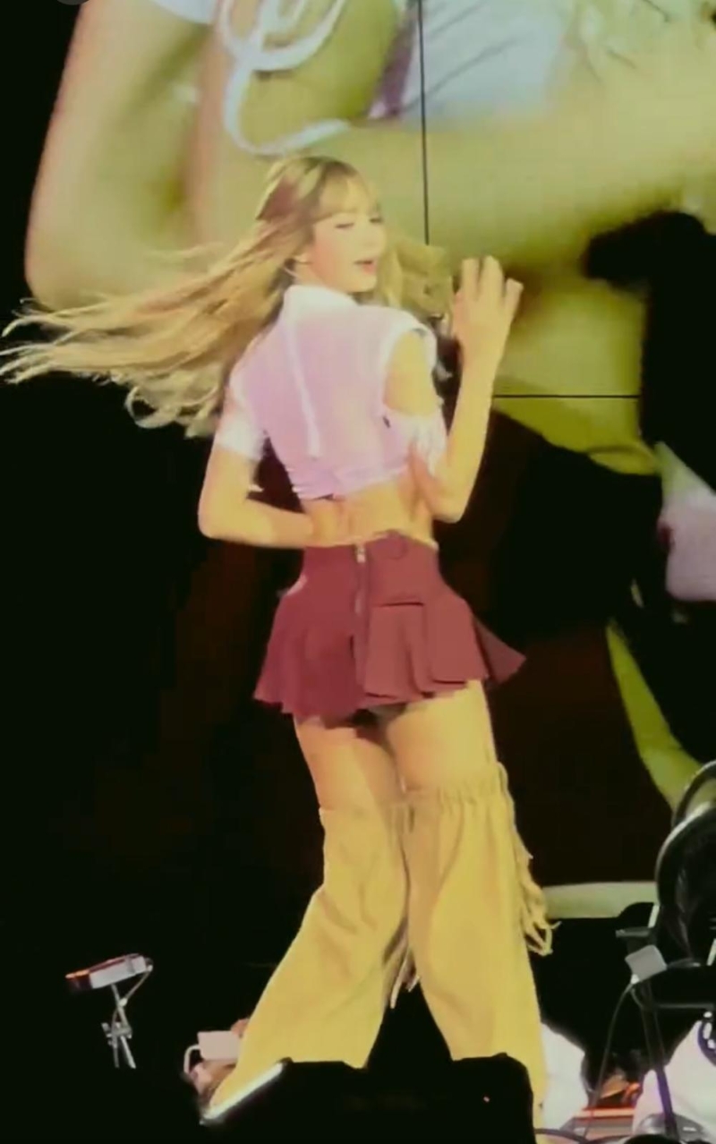 一段Lisa在演唱会上穿短裙热舞的影片在网上疯传。 一段Lisa在演唱会上穿短裙热舞的影片在网上疯传。