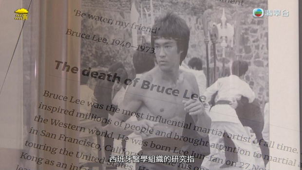 近年有台湾医生指怀疑李小龙用电击器材锻炼肌肉,导致“横纹肌溶解”造成猝死。 近年有台湾医生指怀疑李小龙用电击器材锻炼肌肉,导致“横纹肌溶解”造成猝死。