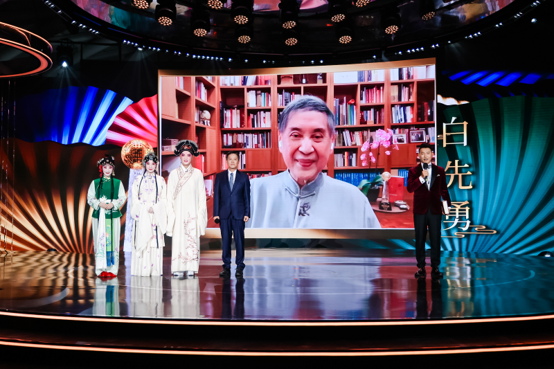 白先勇获颁“影响世界华人特别致敬大奖” 白先勇获颁“影响世界华人特别致敬大奖”