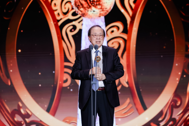 姚期智获颁“影响世界华人终身成就奖” 姚期智获颁“影响世界华人终身成就奖”