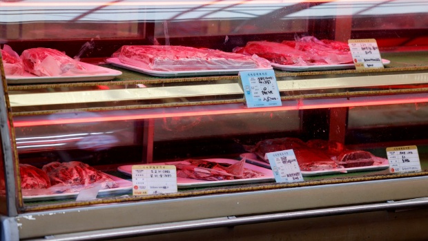 韩国即将于25日与美国展开新一轮经贸磋商,据悉韩国已将扩大进口美国牛、美国稻米画为谈判红线。画面为韩国肉贩贩售的美牛。 韩国即将于25日与美国展开新一轮经贸磋商,据悉韩国已将扩大进口美国牛、美国稻米画为谈判红线。画面为韩国肉贩贩售的美牛。