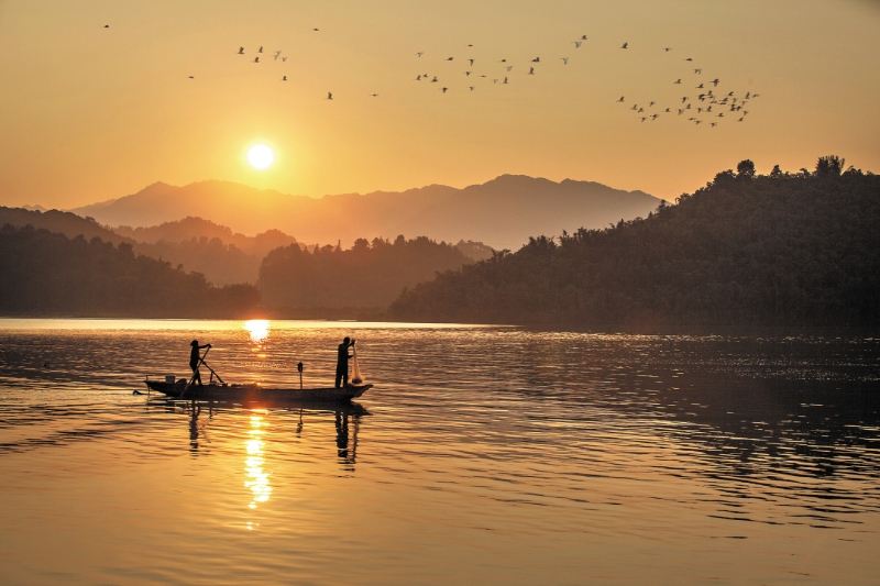 新婚夫妻捕鱼忙(邓建平 摄)-FZ102814144888