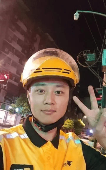 四川遂宁船山区某单位公职人员孙先生近日利用下班后的业馀时间送外卖。.png 四川遂宁船山区某单位公职人员孙先生近日利用下班后的业馀时间送外卖。.png