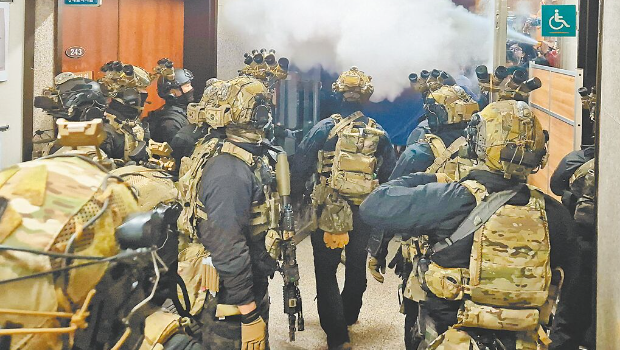 韩国前总统尹锡悦去年12月3日深夜无预警宣布紧急戒严,并随即派出军队包围国会,意图闯入逮捕议员。 韩国前总统尹锡悦去年12月3日深夜无预警宣布紧急戒严,并随即派出军队包围国会,意图闯入逮捕议员。