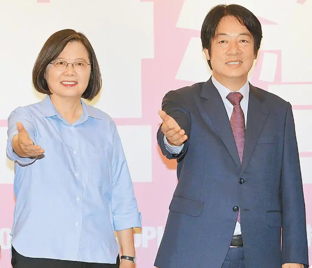 蔡英文(左) 蔡英文(左)