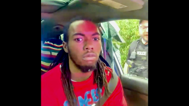 这位22岁的黑人小伙子麦克尼尔,在几秒钟后会被外面警察破窗并拖出。 这位22岁的黑人小伙子麦克尼尔,在几秒钟后会被外面警察破窗并拖出。