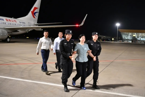 “百名红通人员”周静华被引渡回国 “百名红通人员”周静华被引渡回国