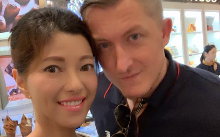 梁芷珊离婚后,感情生活好丰富,曾恋细她11年的孙佳君前男友、靓仔名厨Olivier Elzer。 梁芷珊离婚后,感情生活好丰富,曾恋细她11年的孙佳君前男友、靓仔名厨Olivier Elzer。