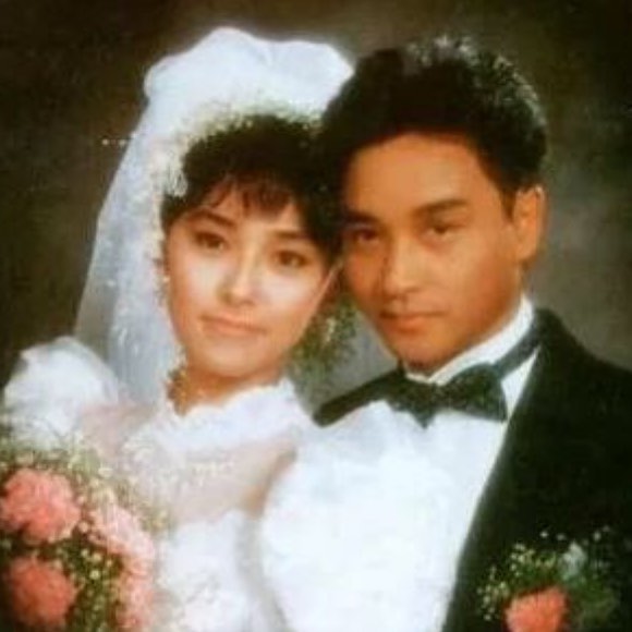 朱宝意曾在《英雄本色》和《英雄本色2》戏中饰演张国荣的女朋友Jackie。 朱宝意曾在《英雄本色》和《英雄本色2》戏中饰演张国荣的女朋友Jackie。