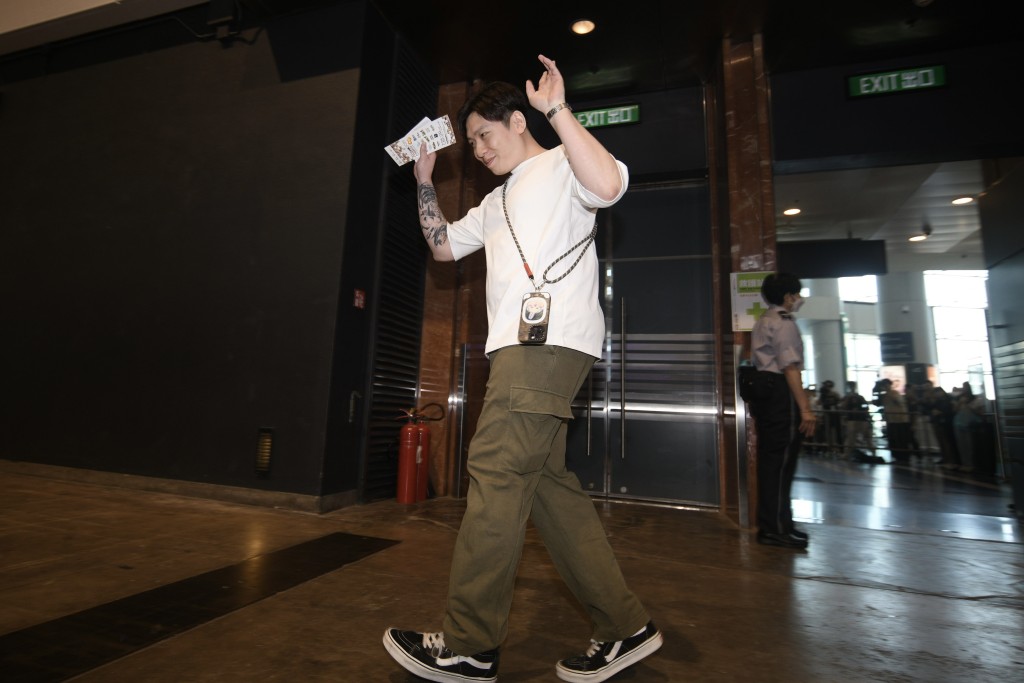 澳门旅客郑先生首先进入会场,他依照传统以“反智转身”的方式入场。 澳门旅客郑先生首先进入会场,他依照传统以“反智转身”的方式入场。