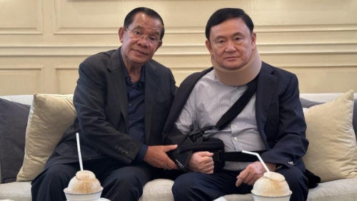 洪森(左)在fb贴出过往与他信(右)的亲密合照。 洪森(左)在fb贴出过往与他信(右)的亲密合照。