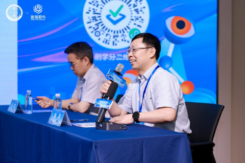 左:广州番禺普瑞眼科医院刘斌教授 右:普瑞眼科医院集团医务总监侯兵教授 左:广州番禺普瑞眼科医院刘斌教授 右:普瑞眼科医院集团医务总监侯兵教授