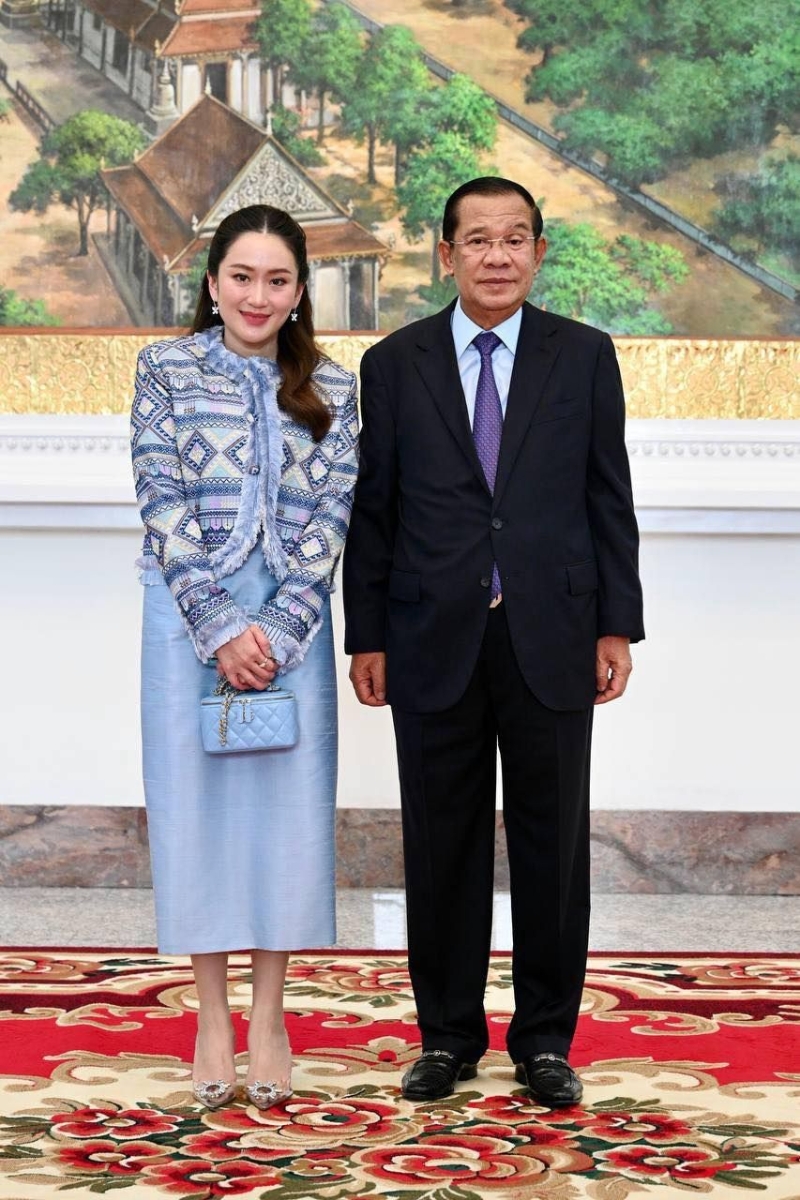 洪森贴出与他信女儿佩通坦的合照。 洪森贴出与他信女儿佩通坦的合照。